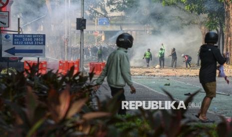 Aparat Penjaga Mako Brimob kepada Pendemo Pagi Ini: Tahan Dulu, Ayo Sini Sarapan Dulu! Aparat Penjaga Mako Brimob kepada Pendemo Pagi Ini: Tahan Dulu, Ayo Sini Sarapan Dulu!