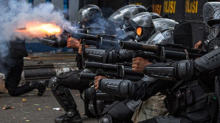 Polisi di Bone Lepaskan Gas Air Mata dan Mengusir Demonstran yang Menolak Kenaikan PBB