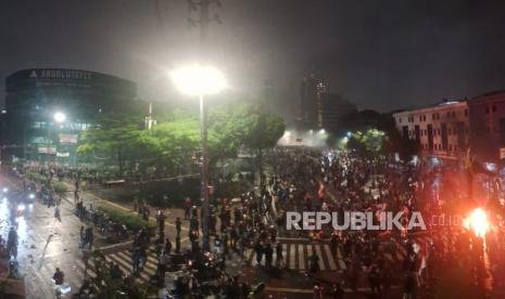 Kwitang Masih Mencekam, Massa Bakar Halte Transjakarta, Barang-Barang Dijarah, Brimob Kejar Pendemo