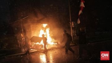 Dua Bus Polisi di Eks Mapolres Jakpus Dibakar, Markas Gegana Disatroni Dua Bus Polisi di Eks Mapolres Jakpus Dibakar, Markas Gegana Disatroni