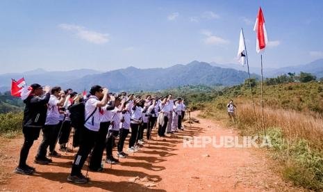 Rayakan Kemerdekaan, Karyawan J99 Corp Kibarkan Bendera Merah Putih di Puncak Bukit Sentul Rayakan Kemerdekaan, Karyawan J99 Corp Kibarkan Bendera Merah Putih di Puncak Bukit Sentul