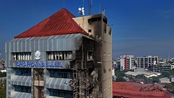 40 Armada Dikerahkan Padamkan Api Gedung DPRD Sulsel dan Makassar