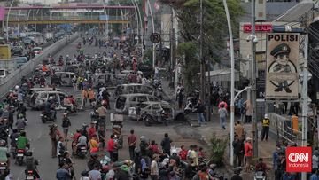 Jalan Matraman Raya Macet Parah Imbas Porak Poranda Polres Jaktim